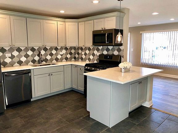 5th image of 1063 E Lilly Ln