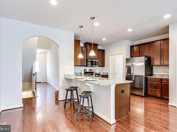 4th image of 8317 Pondview Dr