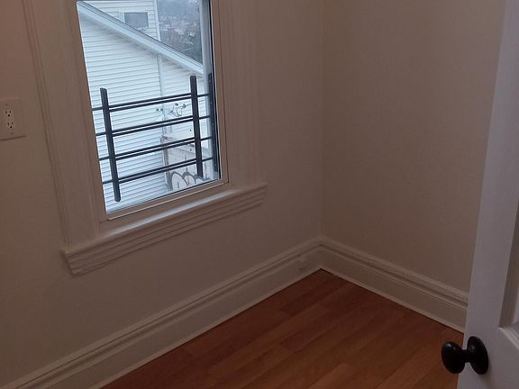 4th image of 225 Edgewood Ave APT 2