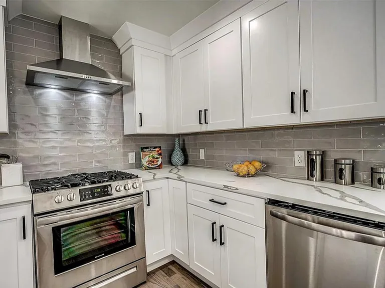 3240 Dexter St — Photo 3