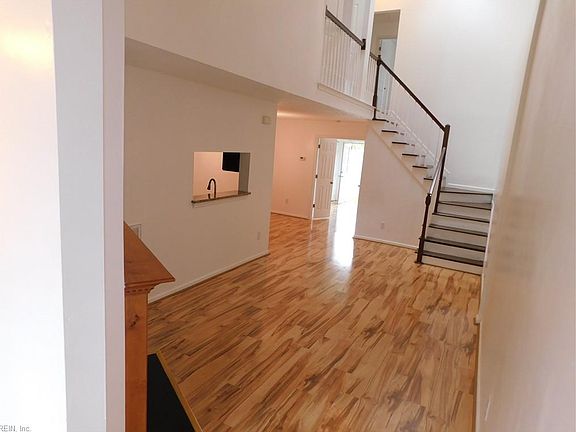 3rd image of 182 Wexford Dr E