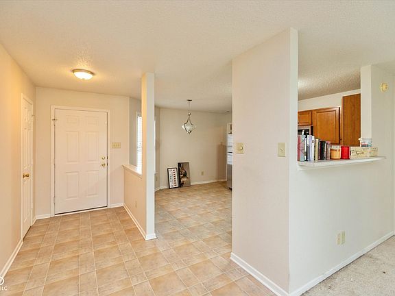4th image of 560 Runnymede Ct