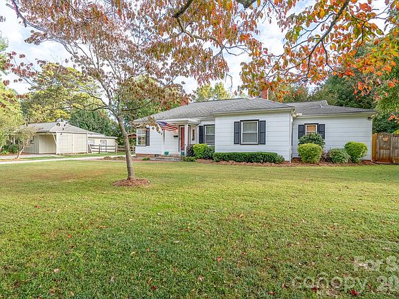 4th image of 745 Carolyn Dr SE