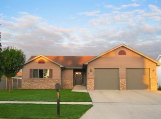 3890 Pendleton Dr, Grand Forks, ND 58201
