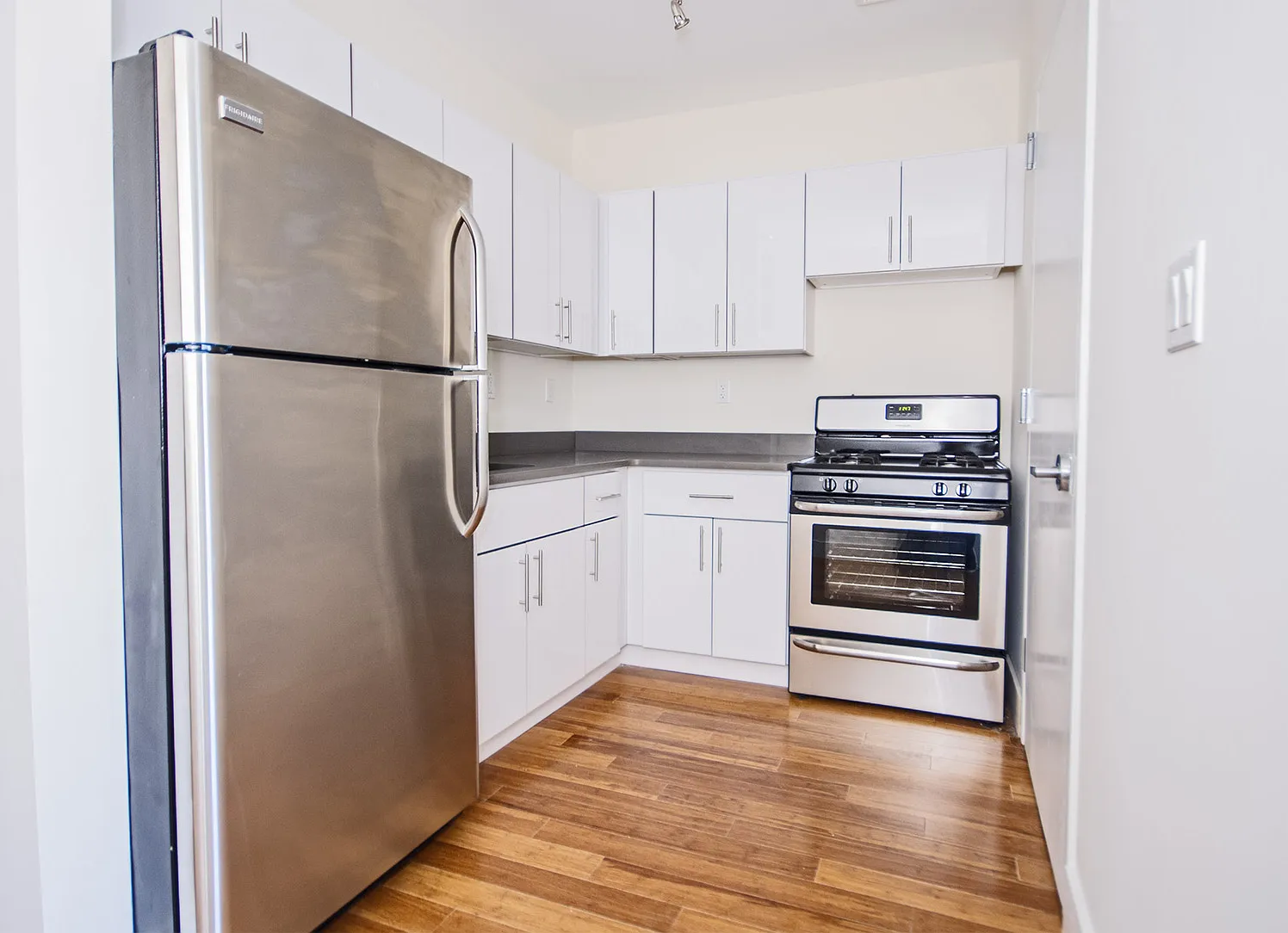 1024 Gates Avenue — Photo 3