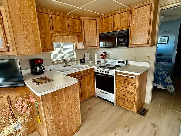 3rd image of 10442 N Frontage Rd #379