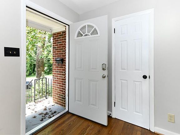 4th image of 2511 Emerald Dr