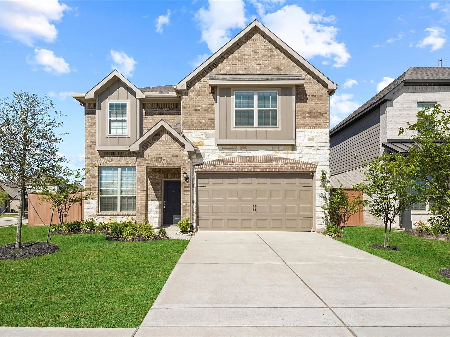 4 bed, 2.5 bath, 2589 sqft, $3,000 — Photo 1