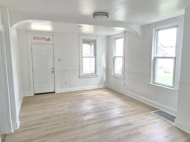323 5th Ave #1 — Photo 1