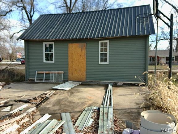 4th image of 305 S Main St