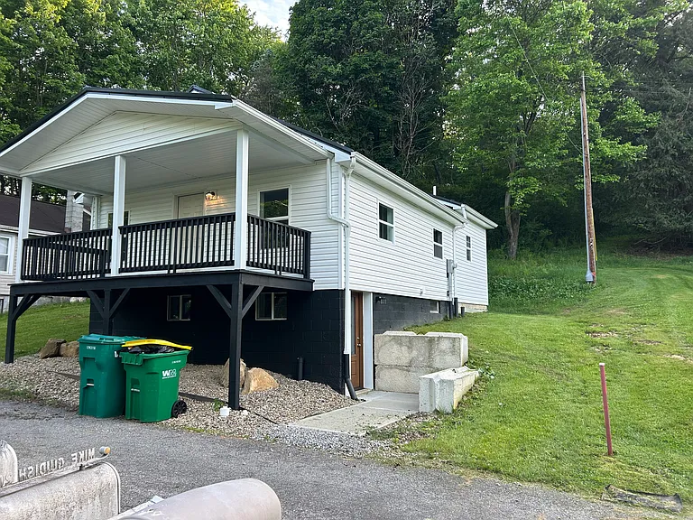 206 Zenith Rd — Photo 2