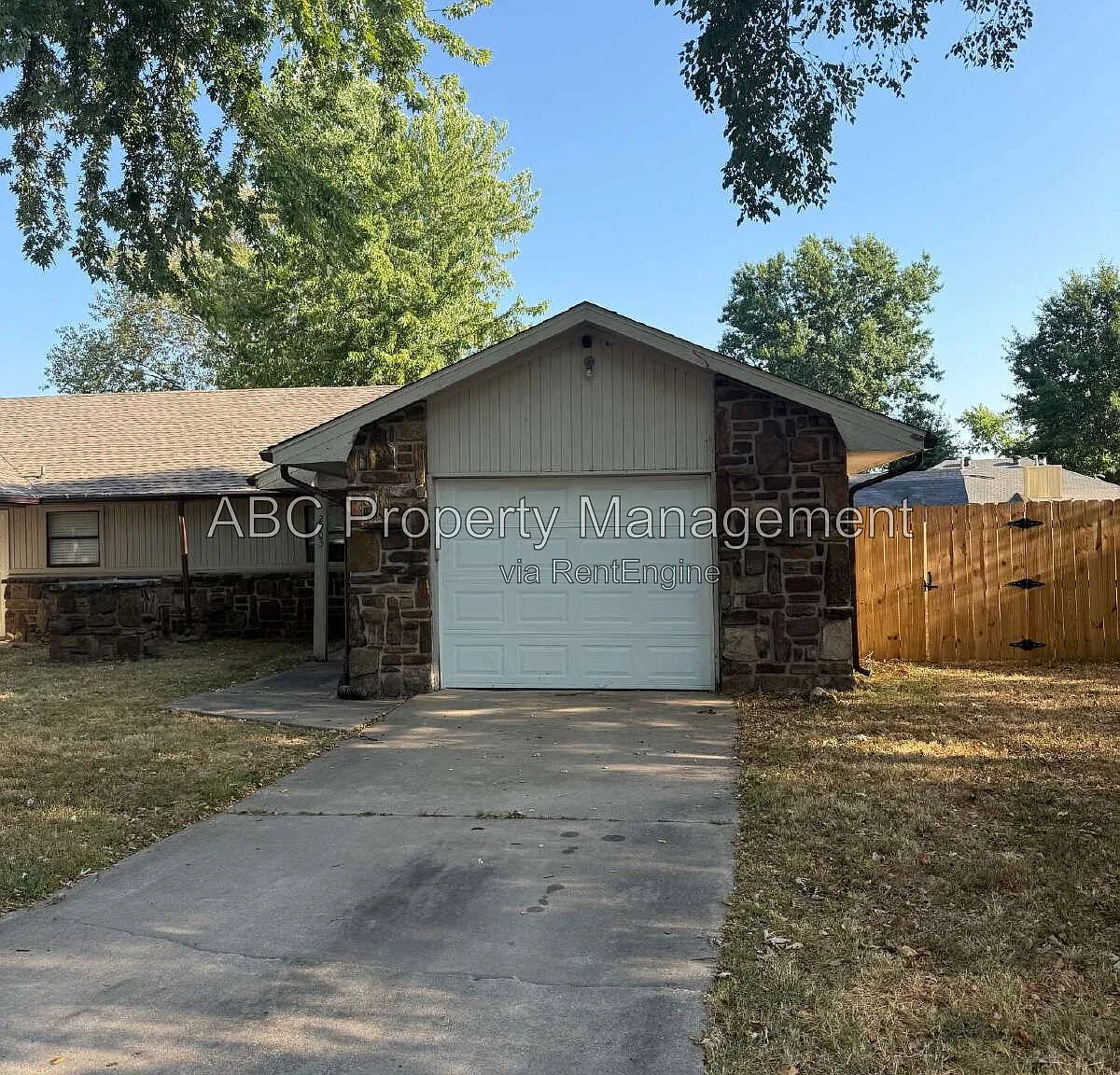 2 bed, 1.0 bath, 1128 sqft, $1,300 — Photo 1
