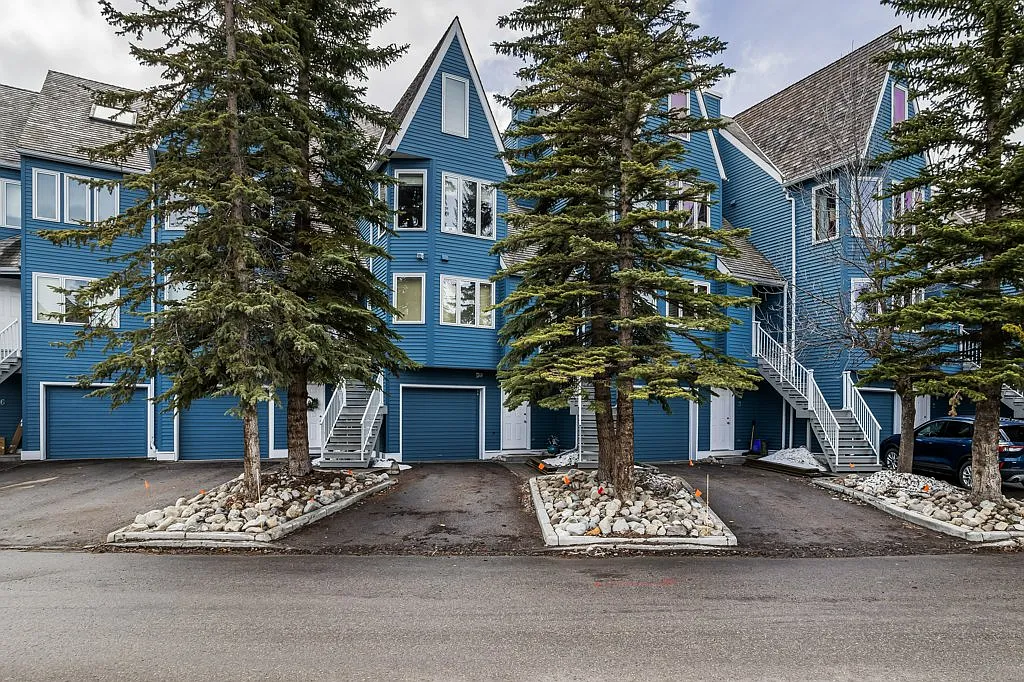 1 Bed + Den, 2 Bath Banff Townhouse — Photo 1