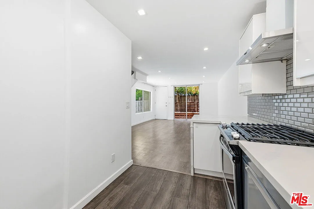 2 bed, 1.5 bath, 916 sqft, $3,950 — Photo 4