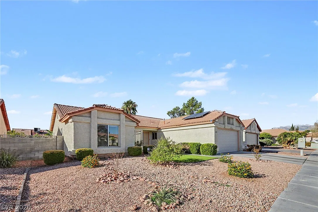 3 bed, 2.0 bath, 1424 sqft, $2,050 — Photo 2