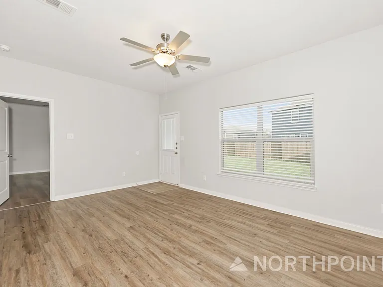 132 Bush Dr — Photo 3