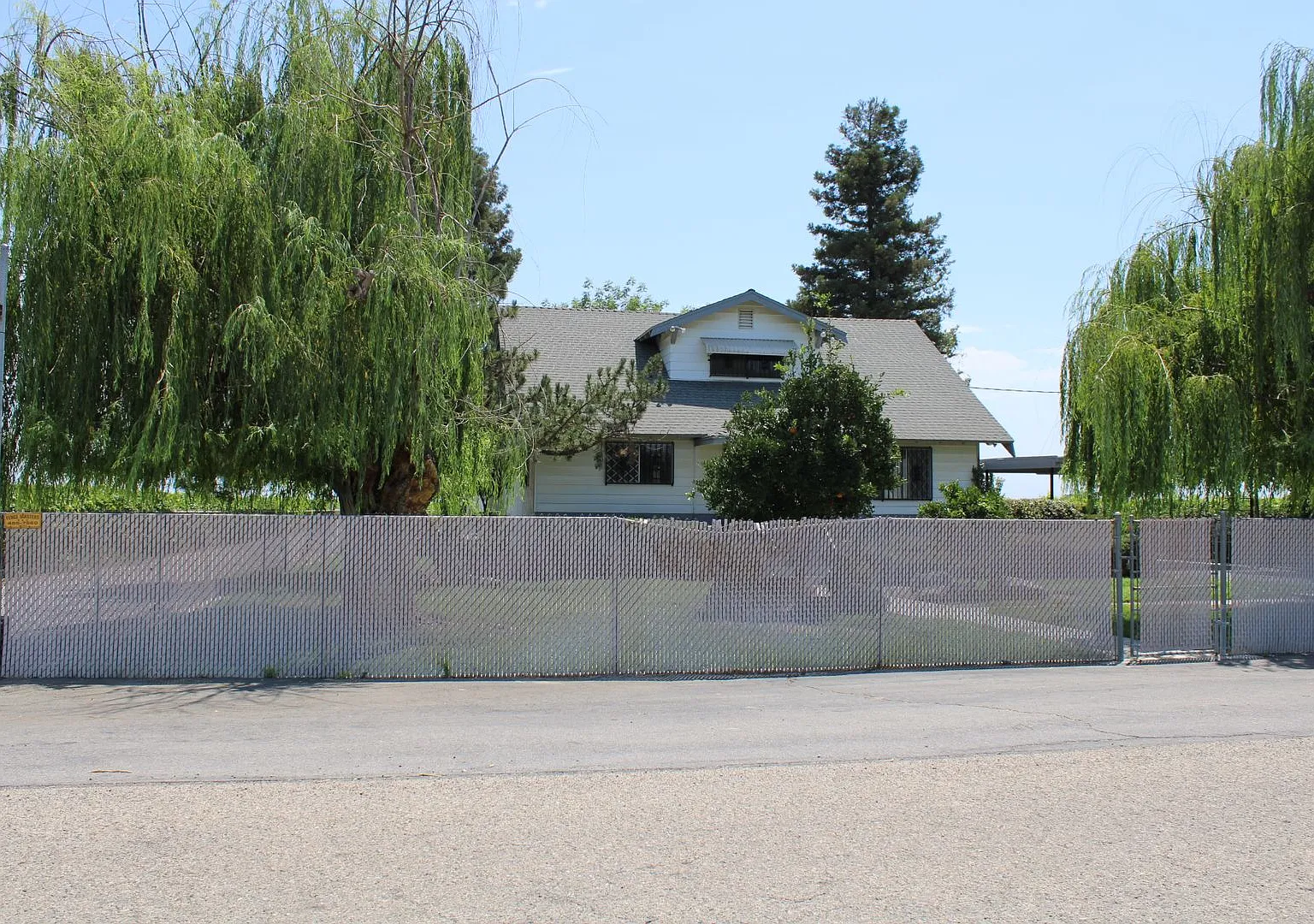 3214 S Leonard Ave. — Photo 2