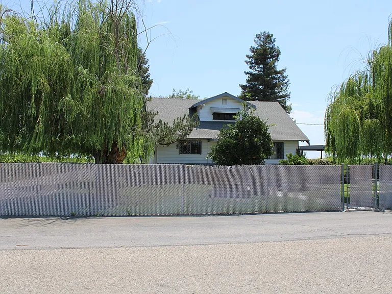 3214 S Leonard Ave — Photo 2