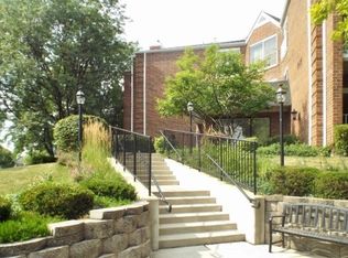 805 Leicester Rd APT 312, Elk Grove Village, IL