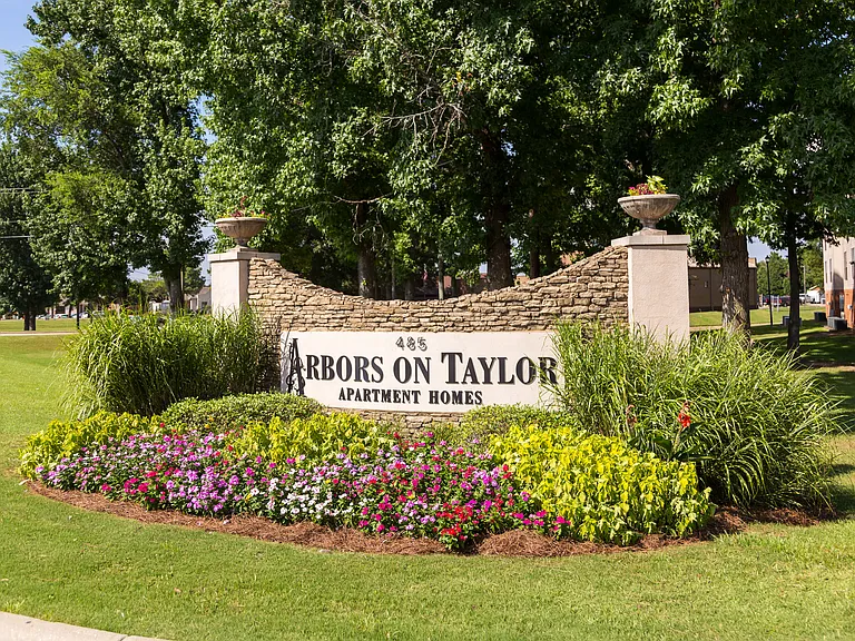 Arbors On Taylor — Photo 9