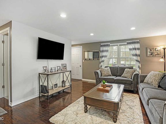5th image of 3631 Miramar Ave NE
