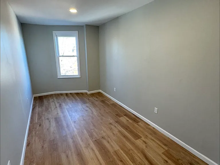 722 E 4th St #3 — Photo 7