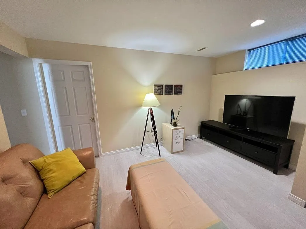 Building Photo - 4864 Watling St #BASEMENT