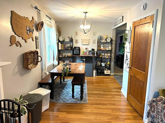 4th image of 526 Moull St