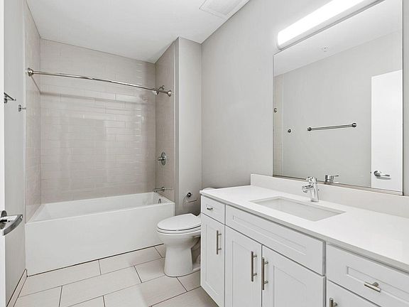 5th image of 1900 W Lawrence Ave APT 227