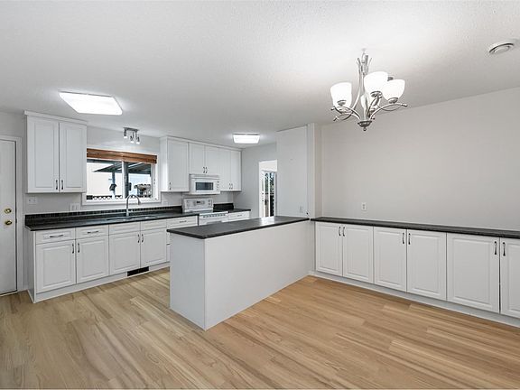 4th image of 753 Marchmont Rd