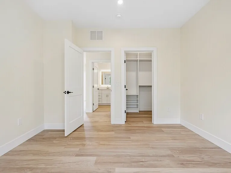 1BR, 1BA - 937SF - Bedroom and Closet