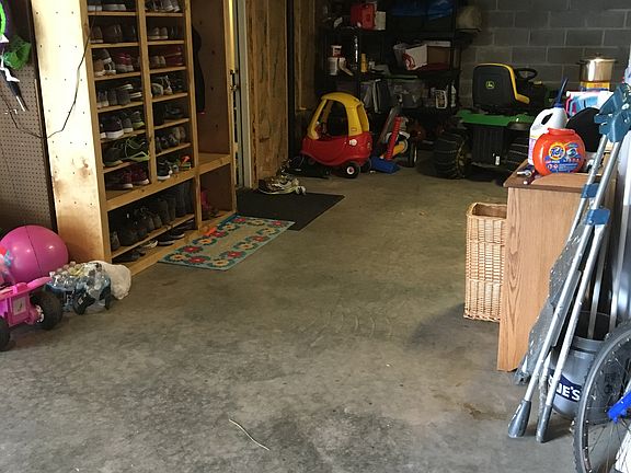 3rd image of 10 Tee Ln