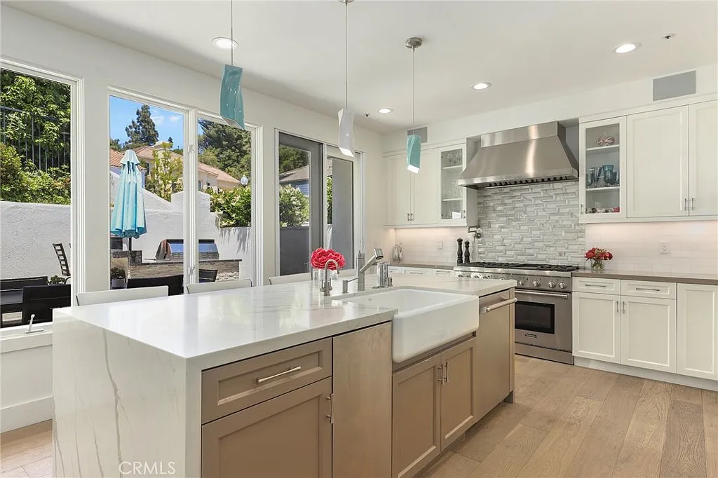 4 bed, 4996 sqft, $29,000 — Photo 4