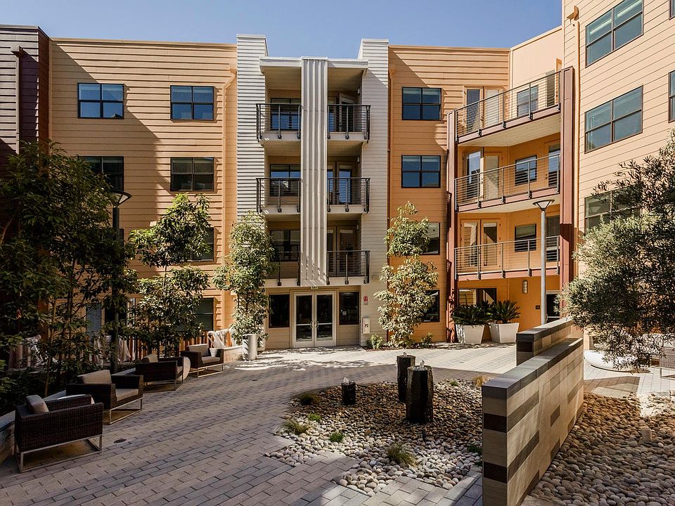 6tenEAST Reflect Courtyard