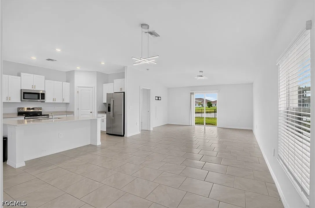 4 bed, 2.0 bath, 1812 sqft, $2,250 — Photo 2