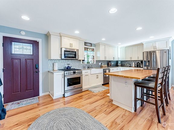 5th image of 305 Rosewood Street