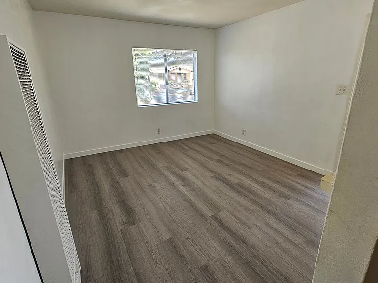 2522 2522 1/2mlancaster Ave — Photo 5