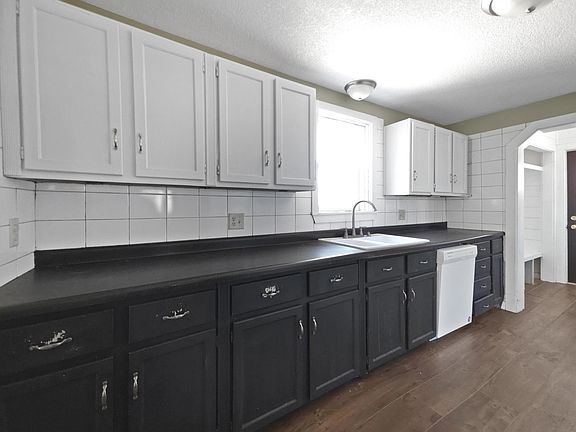 4th image of 602 1st Ave NE