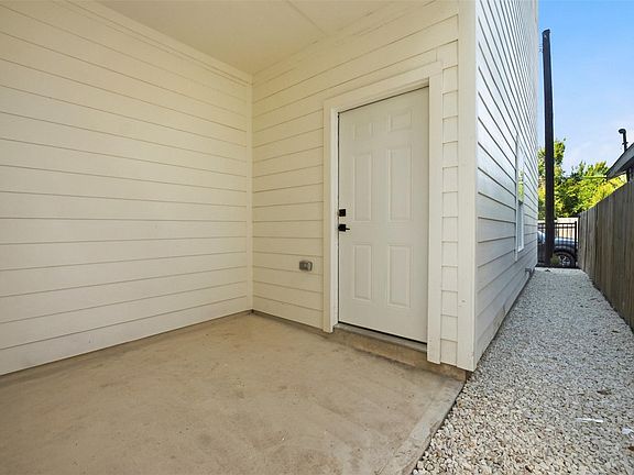 5th image of 2911 Burkett St