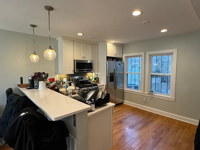 6 Saint James Pl — Photo 2
