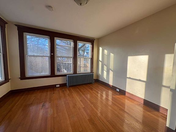 3rd image of 346 Norton St #B