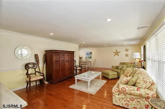 15 N Gladstone Ave — Photo 2