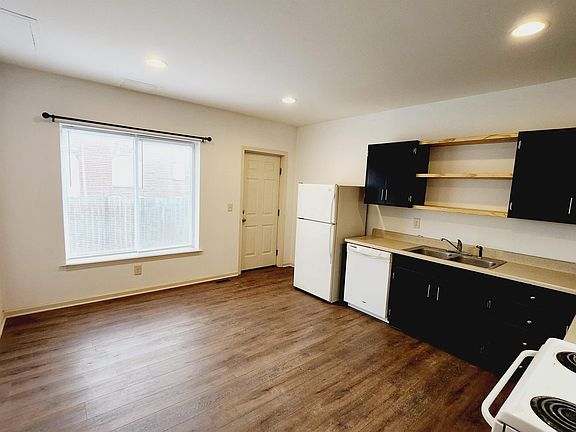 1st floor - Kitchen and Eat-In Area