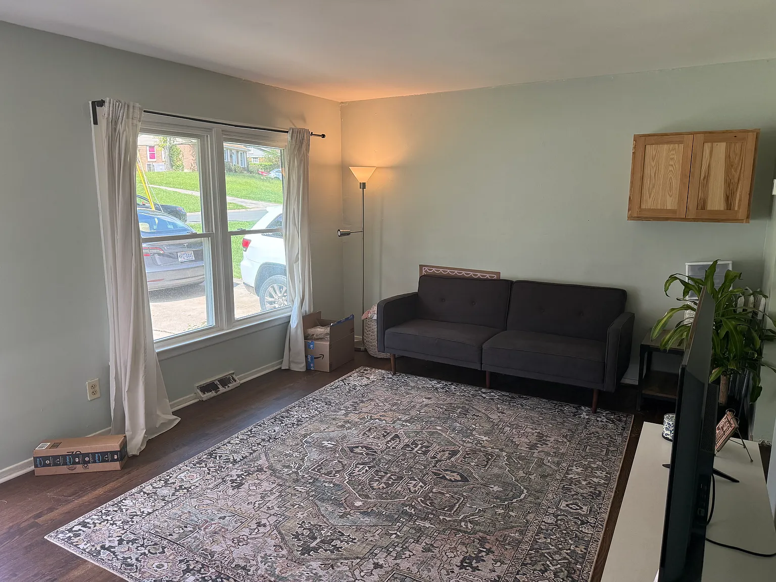 3 bed, 1000 sqft, $2,200 — Photo 2