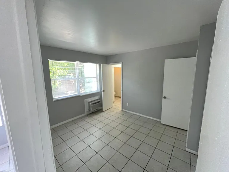 631 NE 8th Ave — Photo 6