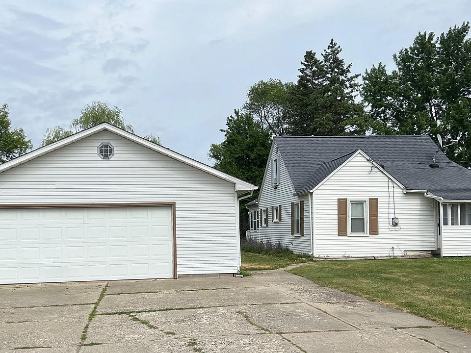 Front of house with large front yard and sets back from road. Easy turnaround.