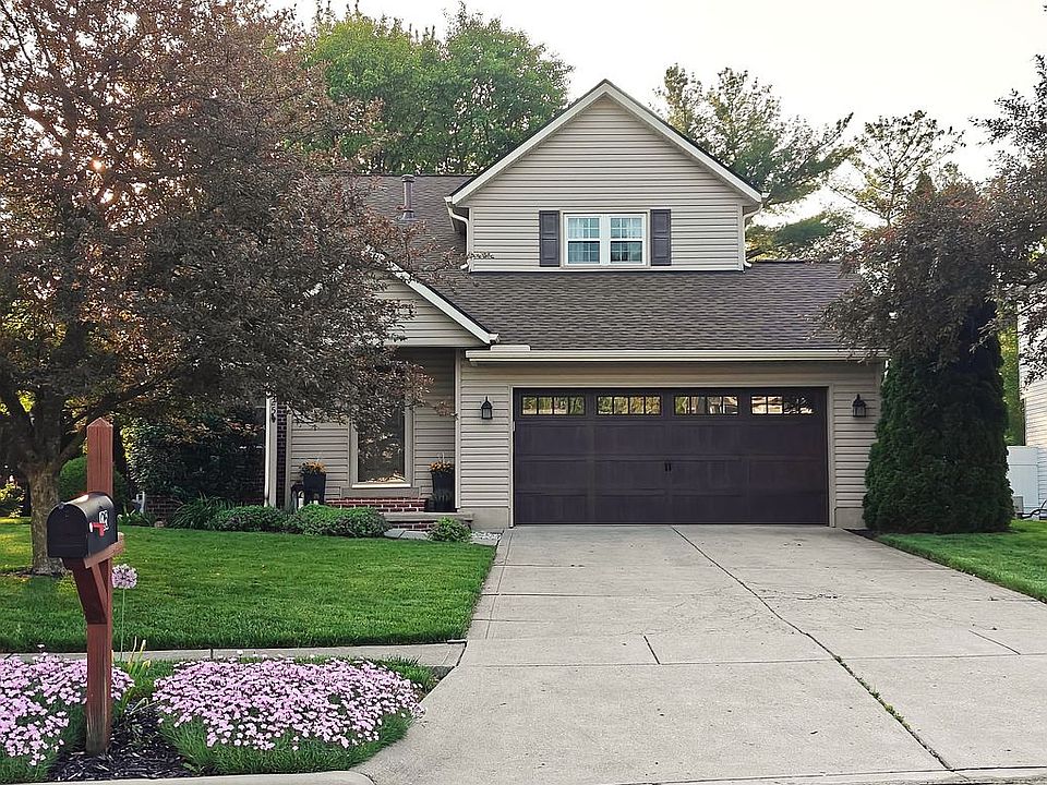1st image of 425 Carriage Dr