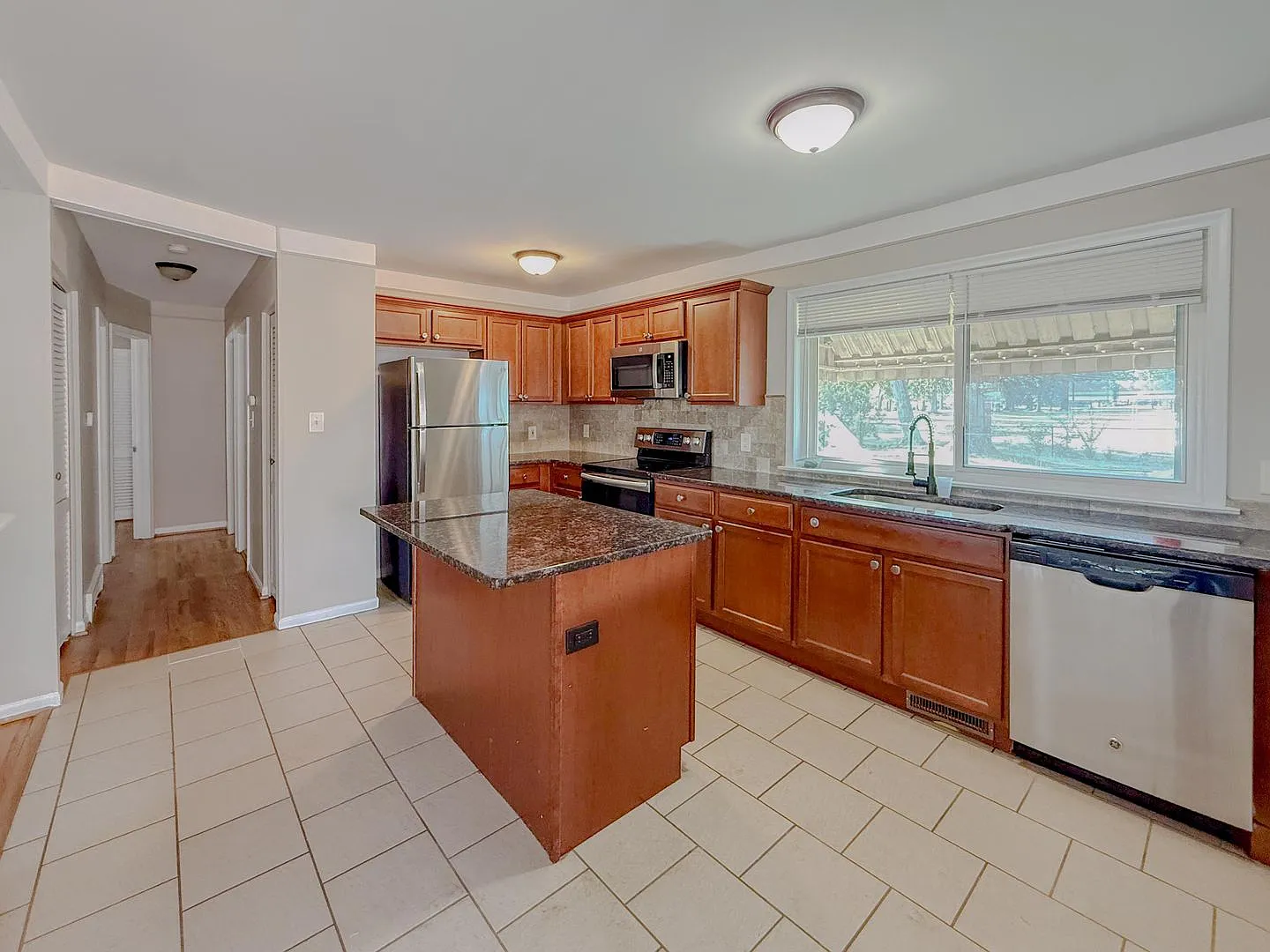 Comfort, Space & Convenience Beautiful 3-Bedroom Home for Rent in Westland! — Photo 3
