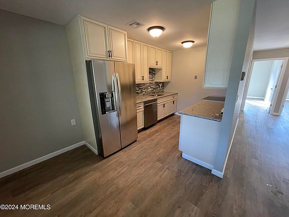 2nd image of 827b Balmoral Court