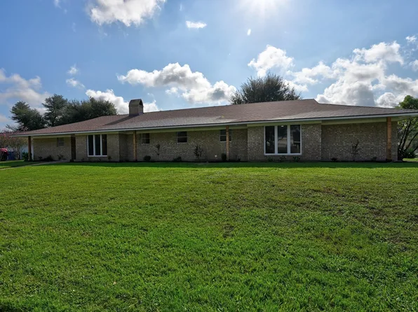 687 Bending Oaks Dr, Bellville, TX 77418